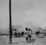 due bambini corrono sulla spiaggia