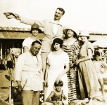 1922 a Torre del Lago.  Da sinistra: 1° Ferruccio, ultima la moglie Emma Muller, in basso il figlio Antonio